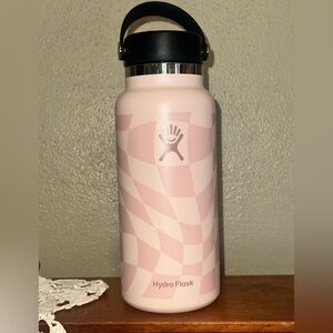 Hydro Flask Pale Pink Checkered Insulated Bottle with Black Handle Lid 32 oz
